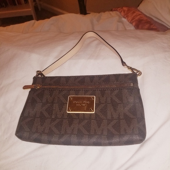 Michael Kors wristlet - Picture 1 of 4